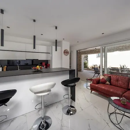 Vila Beautiful Royal House 2&3 *