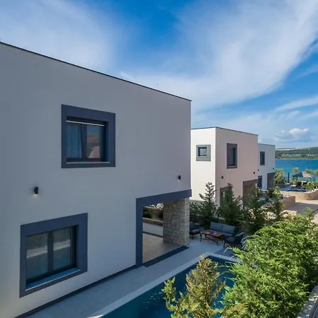Vila Beautiful Royal House 2&3 *